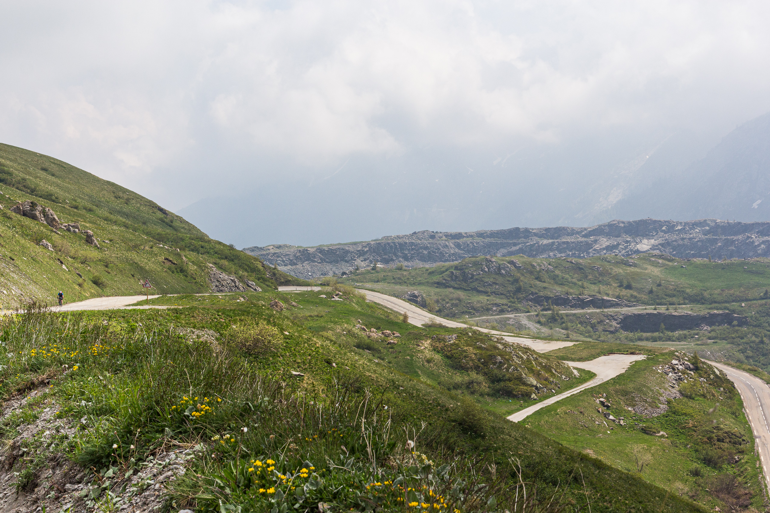 Auf der Höhe des Mont Cenis – die Straße zieht durch die Almen